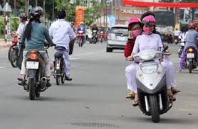 di nguoc chieu tren duong.jpg